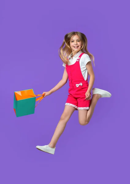 Imago Van Tiener Meisje Springen Het Winkelen Tiener Meisje Springen — Stockfoto