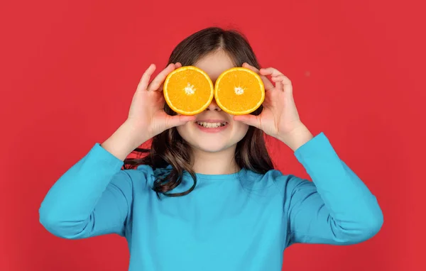 Αστείο Έφηβος Παιδί Κατέχουν Πορτοκαλί Φρούτα Μωβ Φόντο — Φωτογραφία Αρχείου