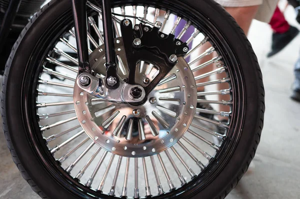 带橡胶轮胎摩托车零件的详细轮毂 — 图库照片