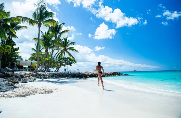 Yaz Tatilinde Koşan Bir Kadının Fotoğrafı Yaz Tatilinde Plajda Koşan — Stok fotoğraf