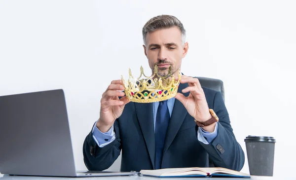 事務所でスーツ姿の実業家が王冠をかぶって — ストック写真