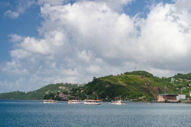 St. George, Grenada - 27 Kasım 2015: Körfez limanı ve tekneli deniz manzarası.