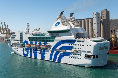 Barselona, İspanya - 30 Mart 2016: Rapsodi yolcu gemisi gemisi, yan görünüm.