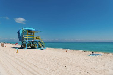 Miami sahilinde mavi cankurtaranın fotoğrafı, afiş. Miami sahilinde cankurtaran. Yazın Miami sahilinde cankurtaran. Miami plaj tatilinde cankurtaran..