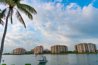 Miami, Florida ABD - 18 Nisan 2021: Miami şehir merkezinde yatlı şehir manzarası.