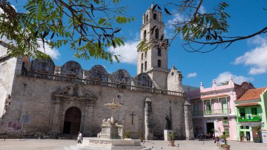 Havana, Küba - 02 Mayıs 2019: Eski Havana 'daki Basilica Menor de San Francisco de Asis.
