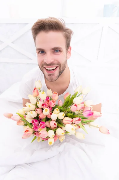 Uomo Romantico Positivo Con Tulipani Marcia Uomo Romantico Con Fiori — Foto Stock
