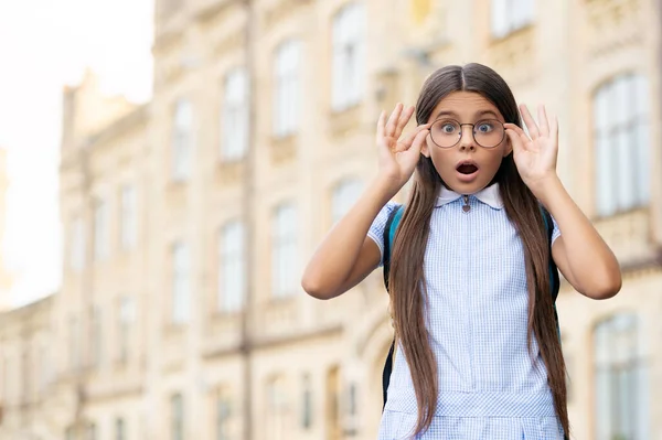 Egy Elképedt Szemüveges Iskolás Lány Látása Iskolás Lány Látása Szabadban — Stock Fotó