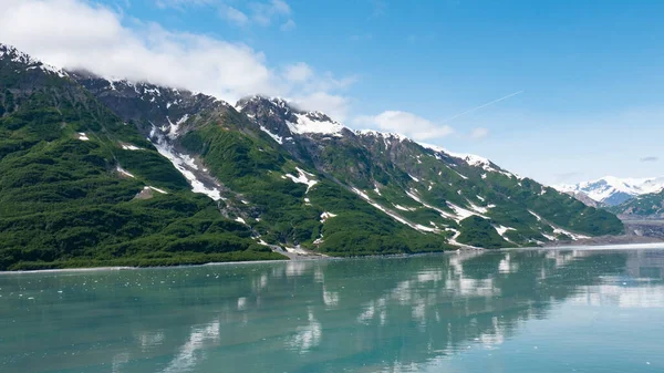 米国アラスカ州のハバード氷河の性質 雪の山のピーク氷河氷の海の水の自然と緑の山の斜面で魅力的なビュー 氷河湾の自然 山の海岸自然景観 — ストック写真
