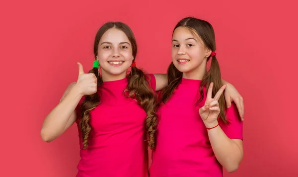 Щасливі Діти Обіймаються Рожевому Тлі Великий Палець Вгору Мир — стокове фото