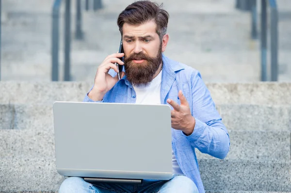 Sinirli Adam Cep Telefonuyla Konuşan Dizüstü Bilgisayarla Bahis Sonuçlarını Kontrol — Stok fotoğraf