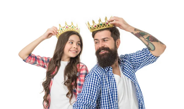 王室の王冠のシンボル 贅沢な人生だ 黄金の王冠を持つ父と子供 私たちは最善よ 王と王女の概念 髭を生やしたヒップスターと小さな娘 家族の遺産 王冠の豊かさと君主制 — ストック写真