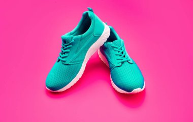 Pembe arka planda spor mavi spor ayakkabılar, spor ayakkabılar..