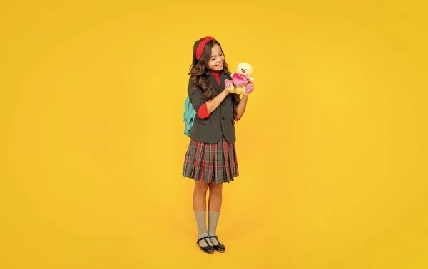 回学校去知识日 教育的概念 穿着制服 背景是黄色的孩子 快乐的童年 带着玩具的孩子微笑的少女背着背包 — 图库照片