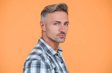 Sarı arka planda ağarmış saçlı olgun bir adam..