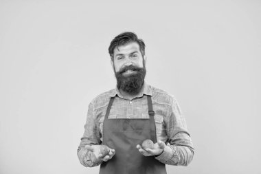 Önlüklü mutlu adam elinde taze limon, turunçgiller sarı arka plan, manav.