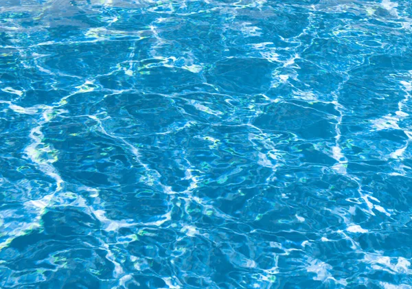 Malibu 'daki dalgalı havuz suyunun mavi arkaplan rengi.