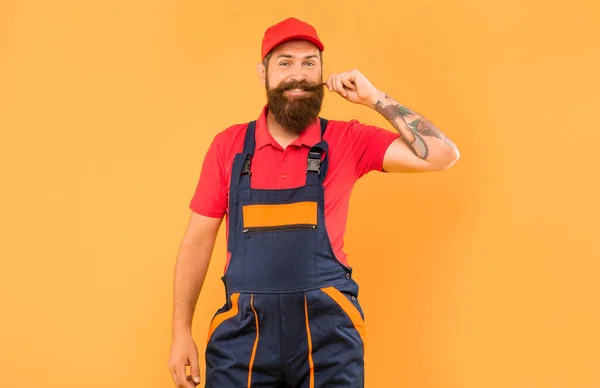 Щасливий Бородатий Чоловік Механік Робочому Одязі Жовтому Тлі — стокове фото