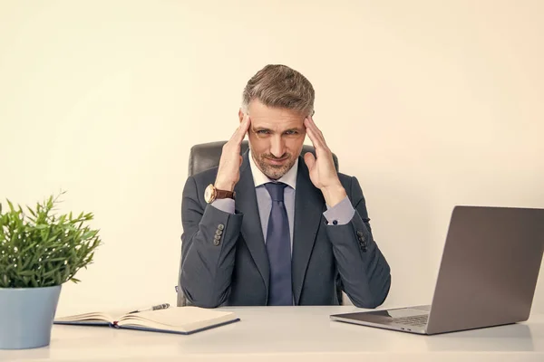 Zestresowany Przepracowany Biznesmen Siedzi Biurze — Zdjęcie stockowe