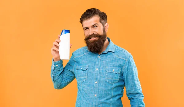 Cheerful Brutal Bearded Man Hold Shampoo Bottle Yellow Background Presenting — Foto Stock