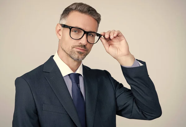 Resmi Takım Elbise Gözlük Içinde Profesyonel Bir Lider — Stok fotoğraf