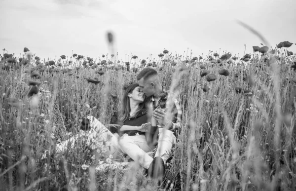留在我身边 夏天的花草 在罂粟之间浪漫的一对 爱情和浪漫 春天的乡村 在花田里的情人 恋爱中的夫妻罂粟田里的男女 — 图库照片