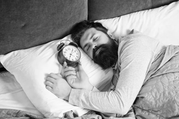 Tipo Durmiendo Con Despertador Cama Hora Dormir —  Fotos de Stock