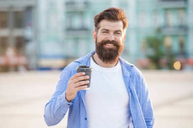 Kahve molasındaki neşeli adamın fotoğrafı. Kahve molasındaki adam. Kahve molasındaki adam. Kahve molasındaki adam..