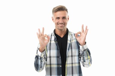 Olgun bir adam kareli gömlek giyer. Saçları ağarmış olgun bir adamın fotoğrafı. Yetişkin bir adam beyaz arka planda izole edilmiş. Stüdyoda olgun bir adam.