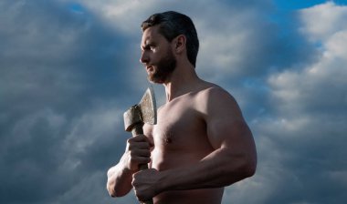 Baltalı üstsüz adam. Beyaz adam, baltayı tut. Arka planda vahşi bir adam. katıksız vahşet.