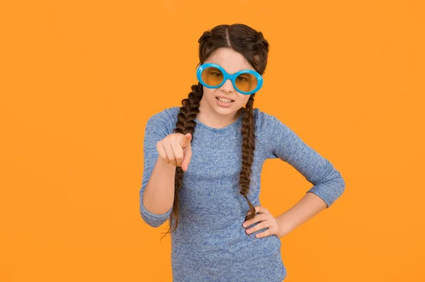Sonnenbrillen Sind Eine Gesundheitliche Notwendigkeit Unzufriedene Kind Gelb Hintergrund Party — Stockfoto