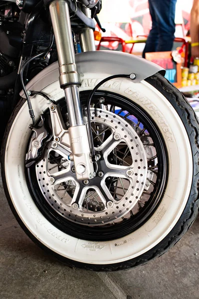 乌克兰基辅 2014年9月13日 定制自行车的详细轮毂和白色轮胎 — 图库照片