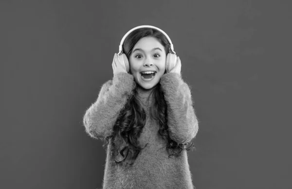 Müzik Çocukluk Için Kulaklık Takan Süveterli Genç Kız Hayrete Düştü — Stok fotoğraf