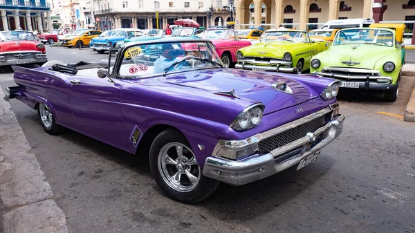 古巴哈瓦那 2019年5月2日 紫罗兰福特敞篷车 出租车大轿车 — 图库照片