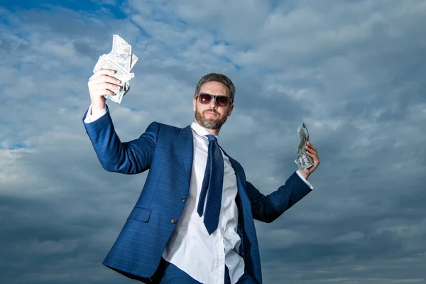 Dışarıda Parası Olan Milyarder Bir Adam Takım Elbiseli Milyarder Bir — Stok fotoğraf
