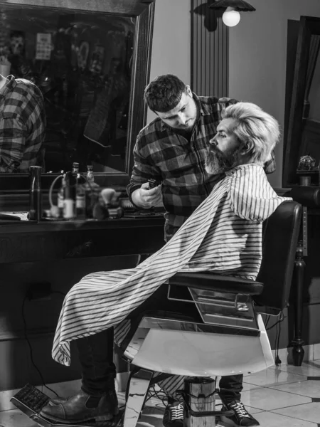 美容室 プロの理容師と依頼人 髭のトリミング ひげを生やしなさい メッシーな髪は理髪師が適切に髪を切断することを防ぐことができます 顔の毛 形を維持する 男の理髪店 — ストック写真