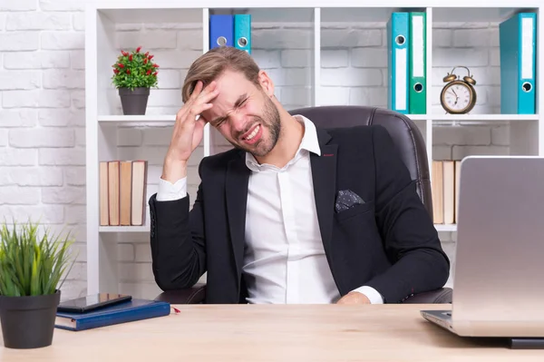 Przepracowany Biznesmen Bóle Głowy Zestresowany Biznesmen Ból Głowy Odizolowany Białym — Zdjęcie stockowe