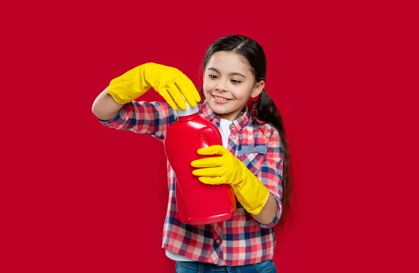 Fotografie Čisticího Prostředku Pro Domácnost Dívčí Domácnost Detergentem Izolovaným Červenou — Stock fotografie