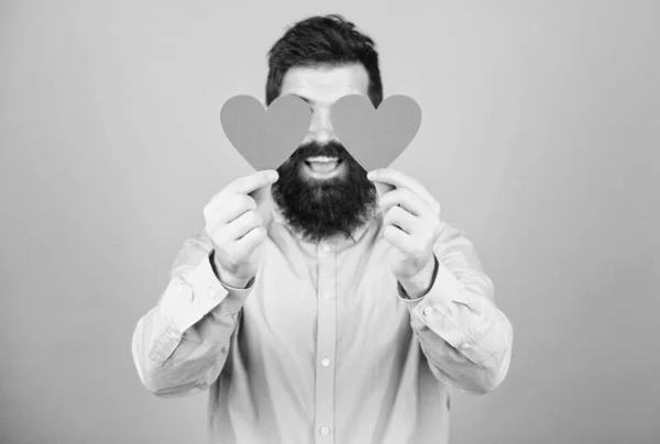 Explicando Seus Sentimentos Interiores Homem Barbudo Cobrindo Olhos Com Corações — Fotografia de Stock