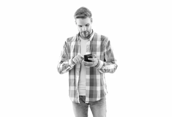 白人の背景に隔離された電話での白人男性のテキストメッセージ スタジオで男が電話でメールしてる チェックされたシャツを着た男が電話でメールを 携帯電話でメールを送る男の写真 — ストック写真