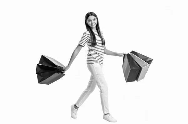 全长的少女购物狂与购物袋隔离的白色背景 一个购物狂女孩拿着购物袋在工作室里 一个购物狂的女孩去购物 购物狂女孩购物后的照片 — 图库照片