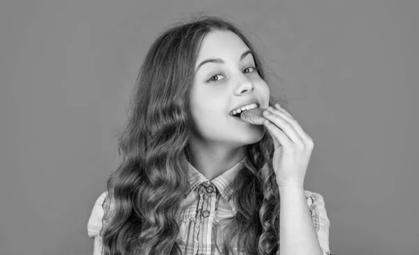 Smiling Teen Girl Eat Oatmeal Cookies Orange Background — стоковое фото