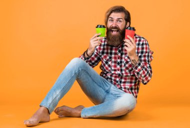 Günaydın. Enerjik, sıcak içecek. İlham almak için kahve lazım. Mutlu sakallı adam sabah kahvesini içiyor. Adam kağıt bardaktan sıcak çay içiyor. Boşluğu kopyala.