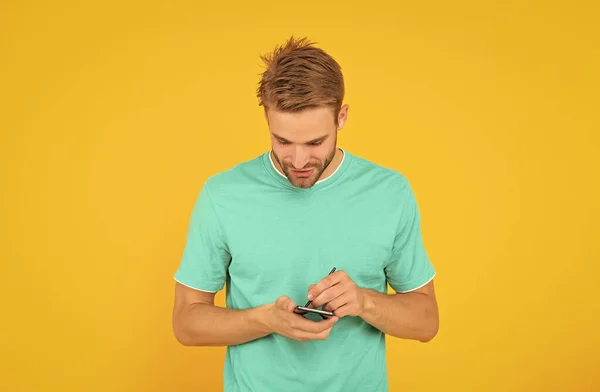 Man Blå Skjorta Använda Stylus Och Mobiltelefon Gul Bakgrund Teknik — Stockfoto