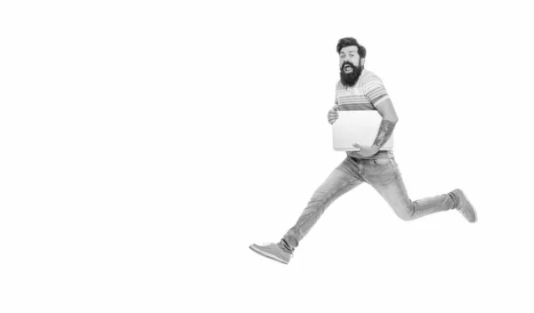 Енергетичний Позаштатний Працівник Повітрі Щасливий Фрілансер Тримає Ноутбук Бородатий Чоловік — стокове фото