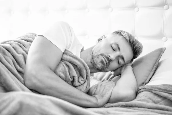 Pria Dewasa Sedang Tidur Siang Tempat Tidur Dini Hari — Stok Foto
