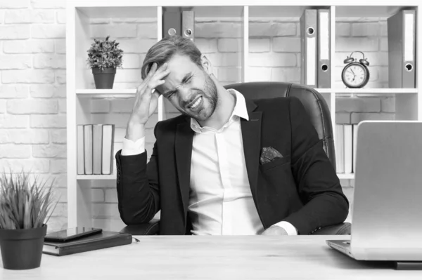Çok Çalışan Stresli Adamının Başı Ağrıyor Stresli Adamının Baş Ağrısı — Stok fotoğraf