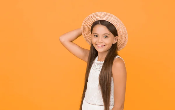 気にしないし急ぐ必要もない 夏の天気予報 休暇の時間だ 女の子は麦藁帽子をかぶっている ファッションと美しさ 子供の頃の幸せ 幸せな子供たちの日 暑い季節の美しさ — ストック写真
