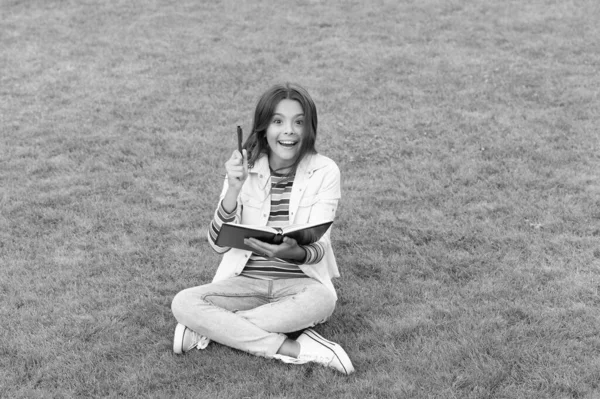 Surprised Teen Girl Making Notes Notebook Sitting Grass Taking Notes — Foto Stock
