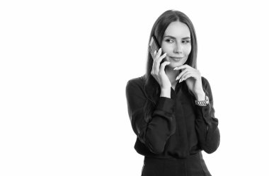 Gülümseyen profesyonel iş kadını yönetici iş telefonuyla konuşuyor. İş görüşmeleri için cep telefonu kullanıyor. Beyazlar arasında izole edilmiş, kopyalama alanı..